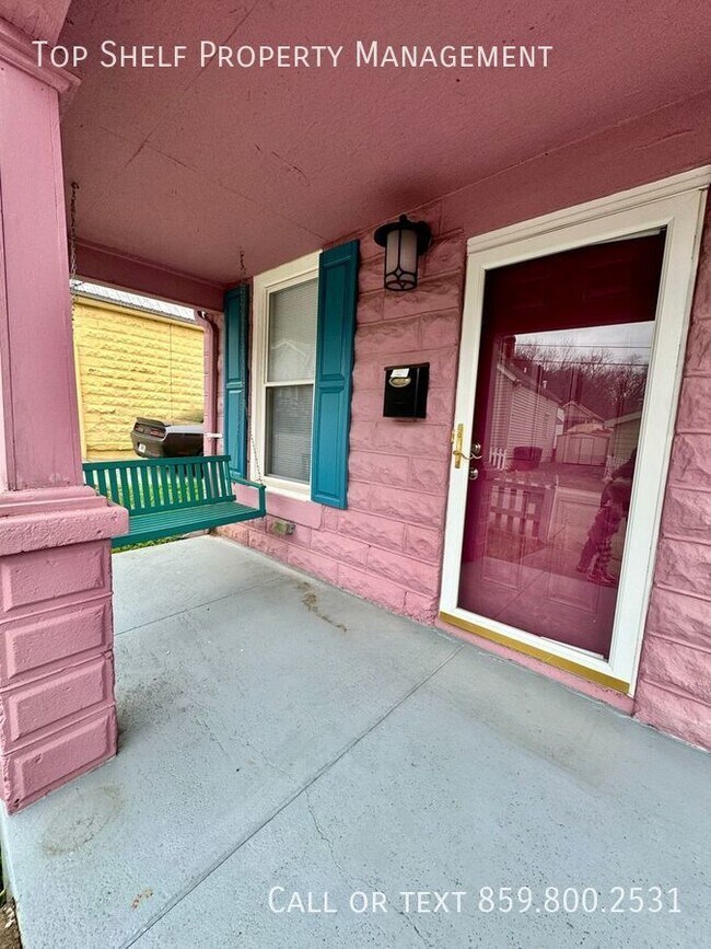 Building Photo - One Bedroom “Pink” House in Frankfort!