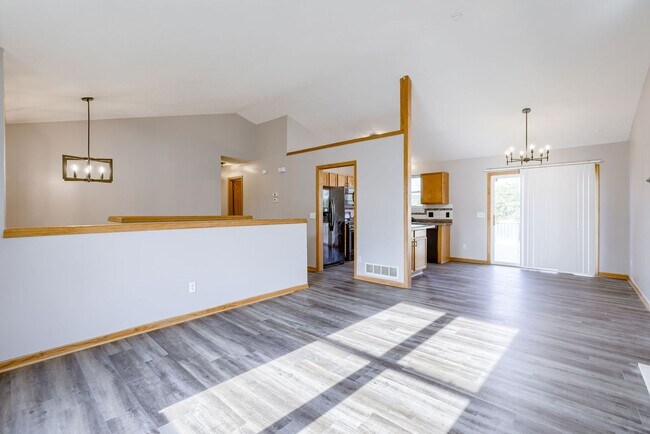 Building Photo - Freshly Updated 3 Bedroom with Attached & ...