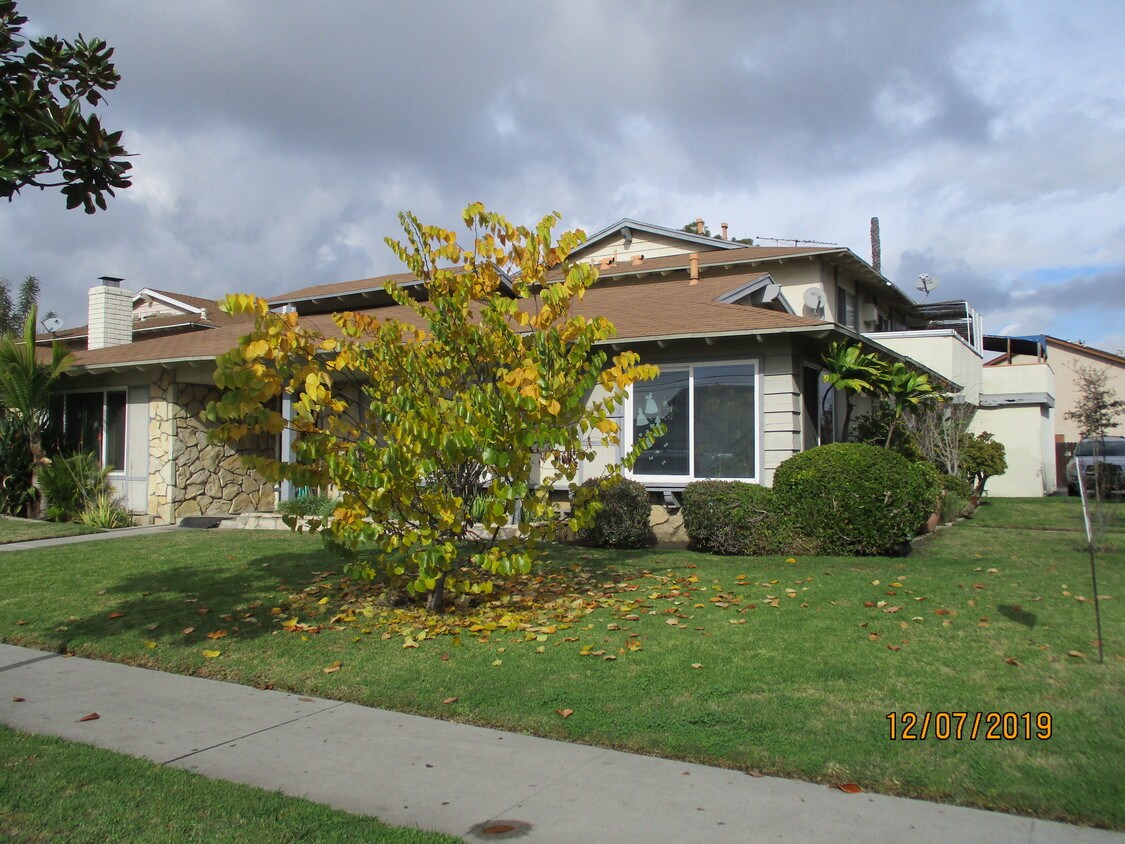 Four unit complex - 3529 W Cerritos Ave