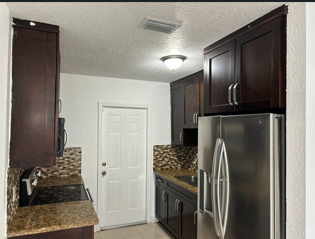 Foto del edificio - 2571 NW 153rd St