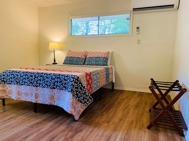 Queen memory foam mattress. - 1243 Melwood Plz