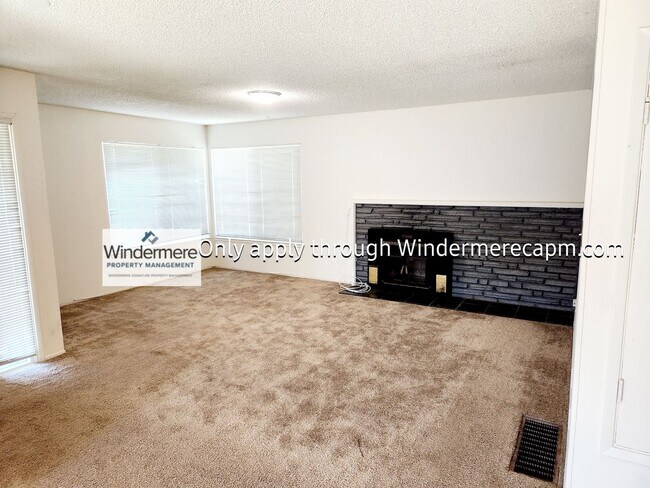 Building Photo - Cozy Three Bedroom Home- Available Now!