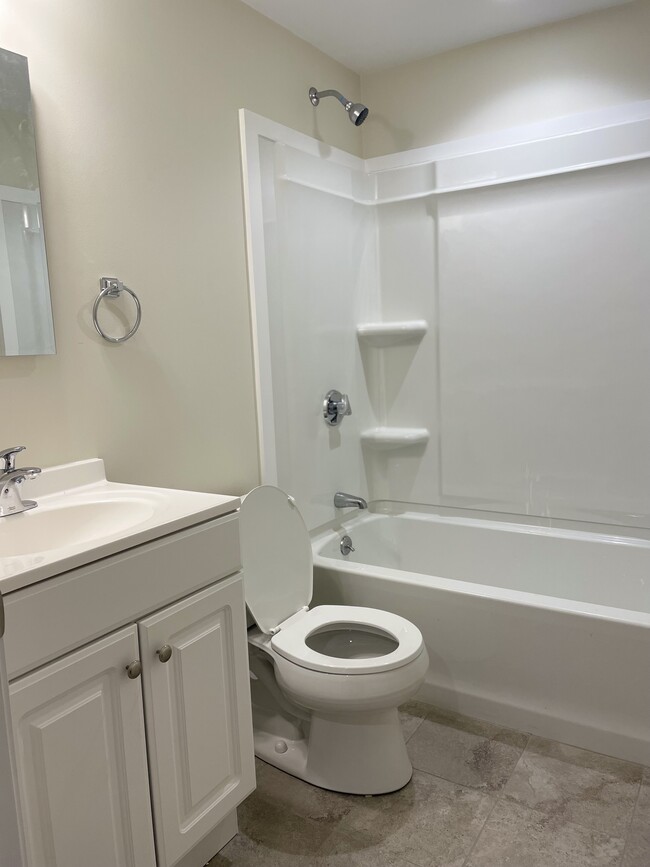 Building Photo - Gardner Lake Village - 100-106 WHITEHALL RD AMESBURY, MA 01913