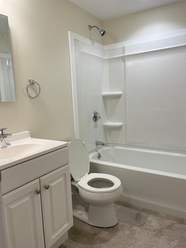 Foto del edificio - Gardner Lake Village - 100-106 WHITEHALL RD AMESBURY, MA 01913