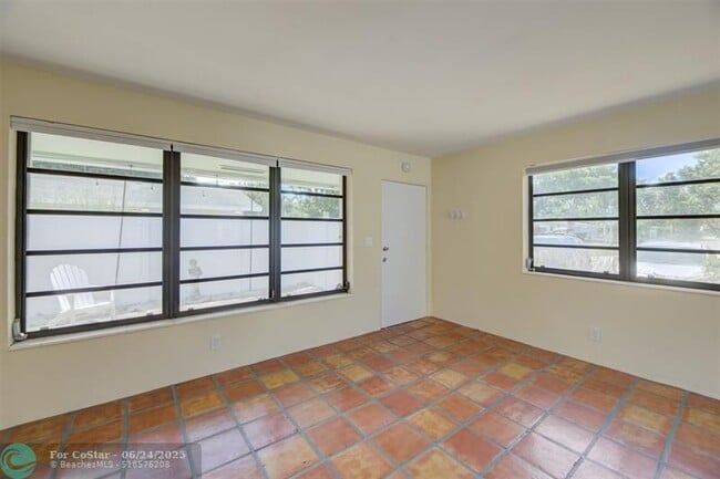 Building Photo - 805 NE 40th St