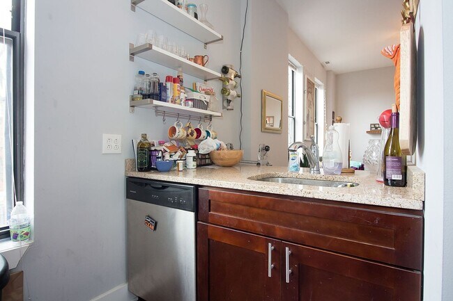 Foto del edificio - 2 Bedroom in Ukrainian Village /West Town / Noble Square - June 16th
