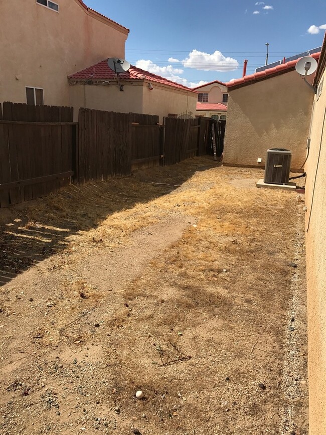 Building Photo - 4 BEDROOM VICTORVILLE HOME