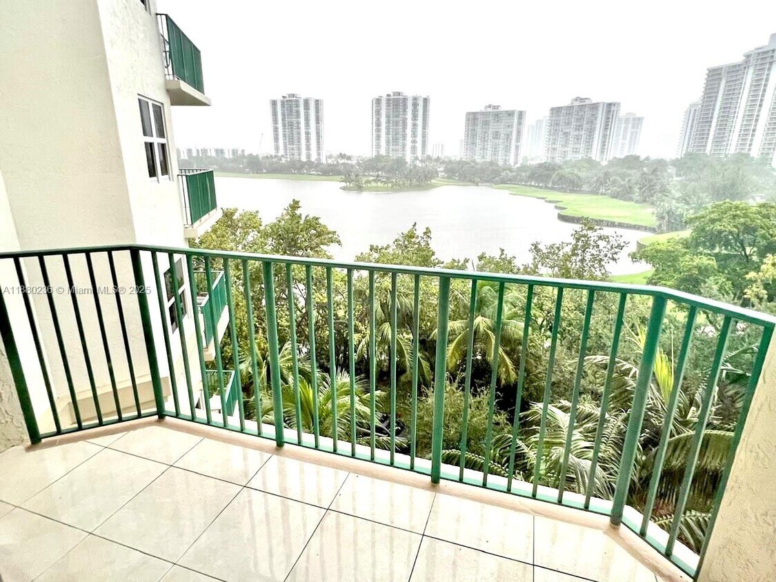 Foto principal - 20000 E Country Club Dr