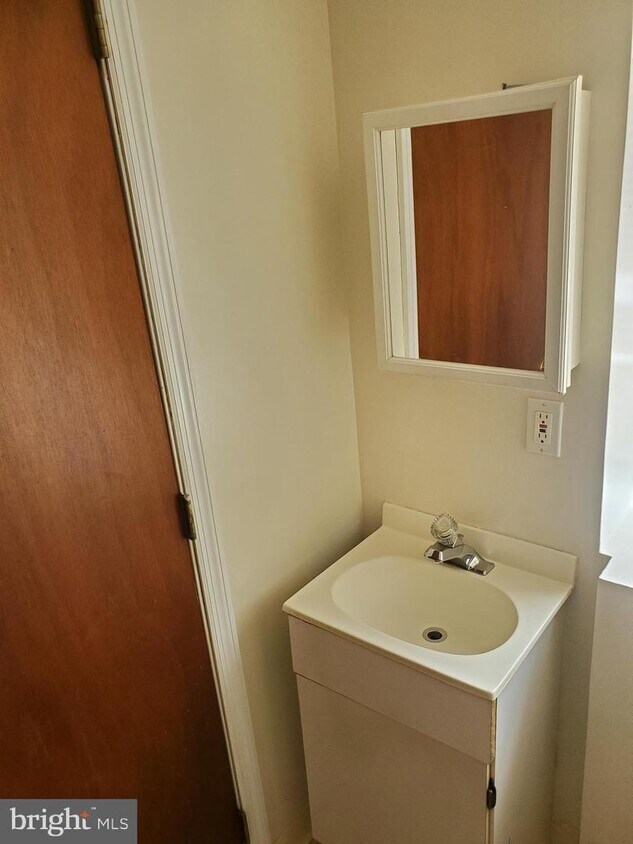 2020 Hyatt St, Chester, PA 19013 Room for Rent in Chester, PA