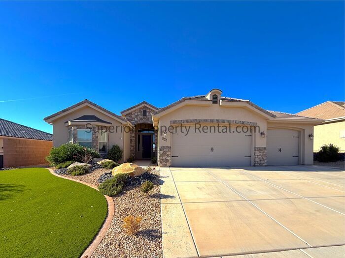 Foto principal - Gorgeous 3 bed, 3.5 bath 3 car garage home with views