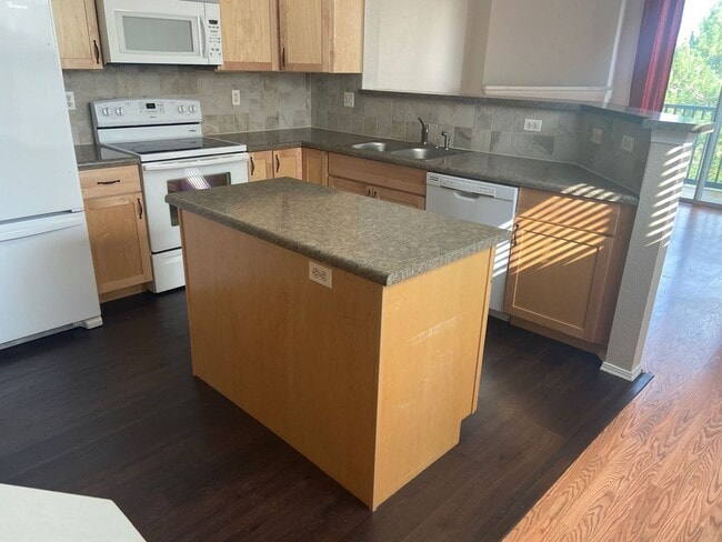 Building Photo - Lovely 3 BED/2 Bath End Unit Condo - Avail...