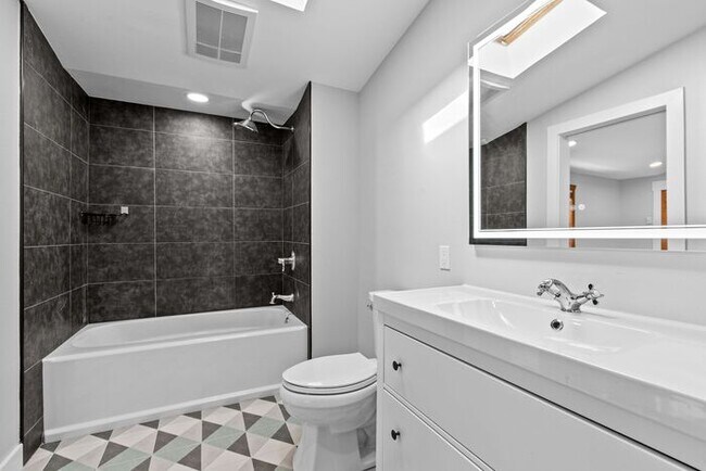 Building Photo - Sweet West Seattle Charmer with Air Condit...