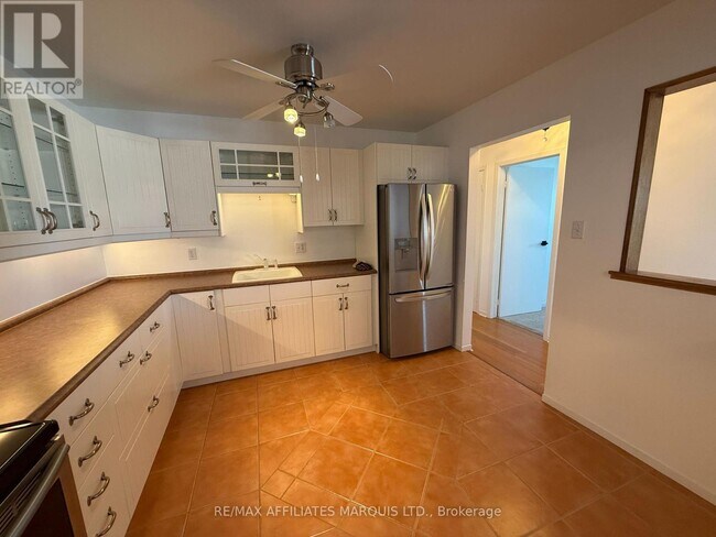 Building Photo - 220 Kenyon St W