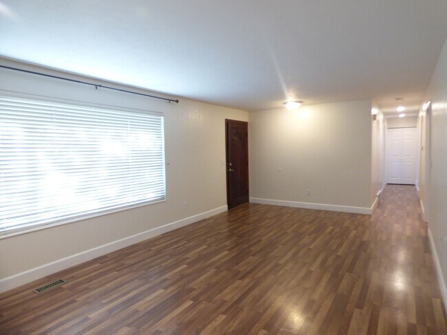 Building Photo - 5 Bd 3 Ba Home in Sandy