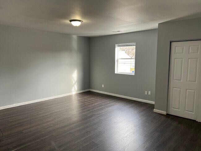 Building Photo - 836 S Hamilton Rd