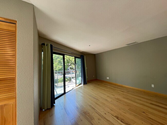 Building Photo - Great NW 1 Bedroom 1 Bath Loft Condo - W/D, Assigned Parking, Community Pool!