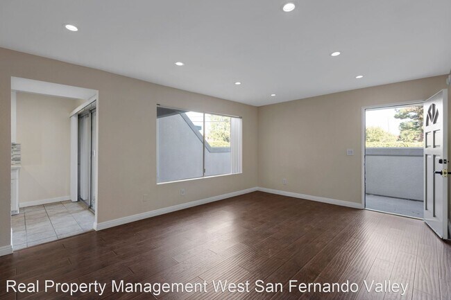 Foto del edificio - 3 br, 2.5 bath House - 18512 Mayall St. #A