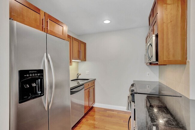 Building Photo - 841 Parker St