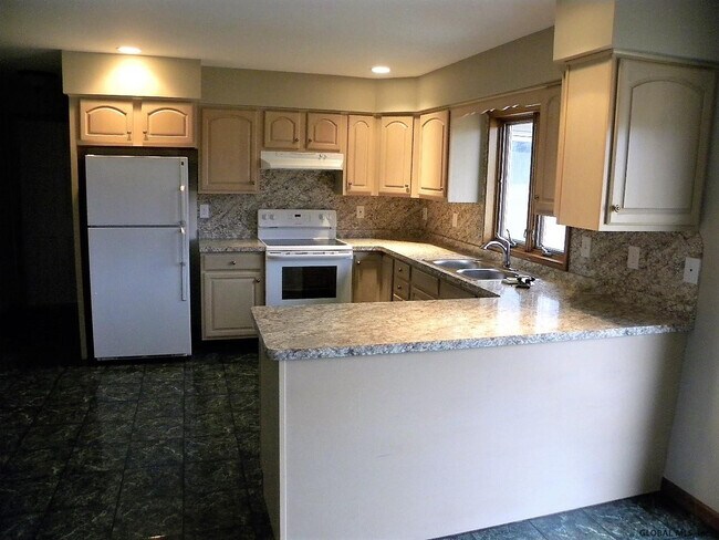 Building Photo - 12 Pineview Ct