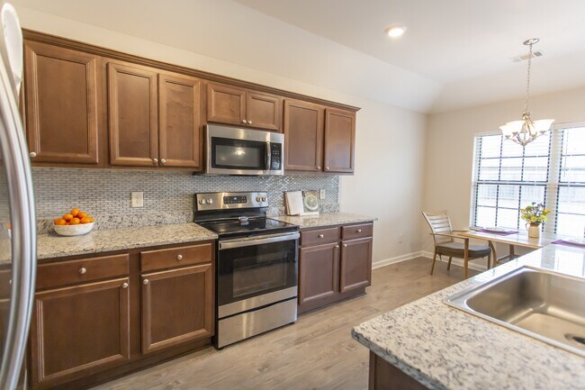 Foto del edificio - 1128 Honeysuckle Dr