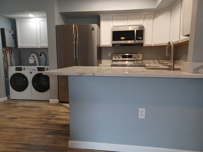 Great kitchen with bar area for added seating - 9805 Walnut St