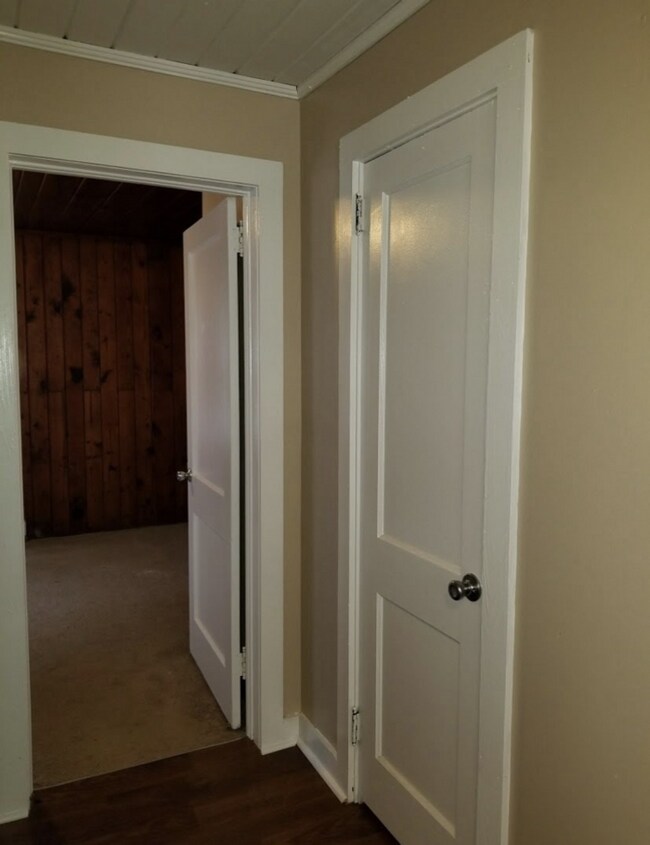 Building Photo - Newly Renovated LARGE 1 Bedroom /1 Bath Du...