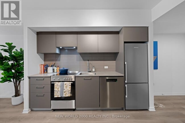 Building Photo - 101 Roehampton Ave