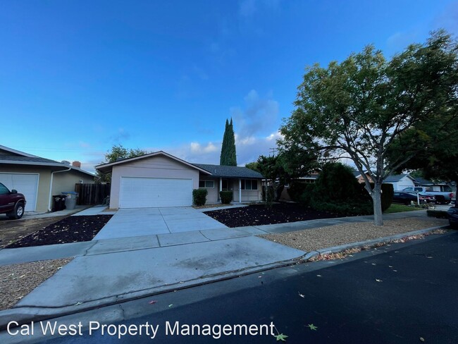 Building Photo - 4 br, 2.5 bath House - 1015 Quicksilver Dr.