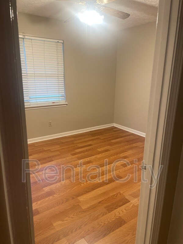 Building Photo - 157 Lealand Ln