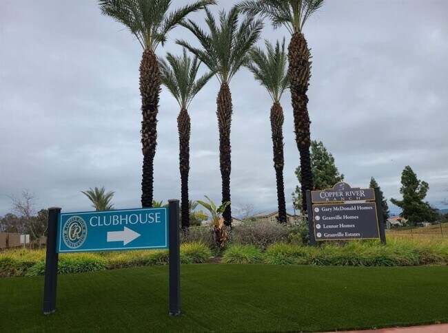 Foto del edificio - Spacious 3BR , 2,335 SqFt House in North F...