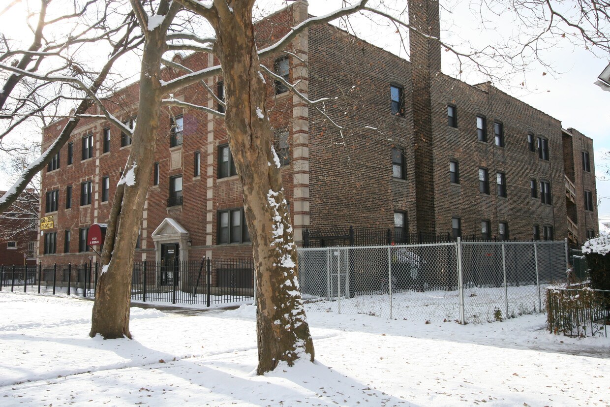 6752 S Michigan Ave Apartments in Chicago, IL