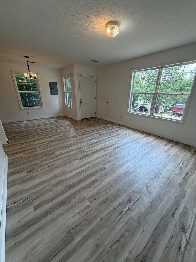 Foto del edificio - 3 Bedroom | 2 Bathroom | 1,100 square feet | Merriam Woods MO!
