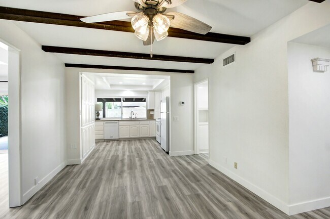 Foto del edificio - 1745 N Holbrook St