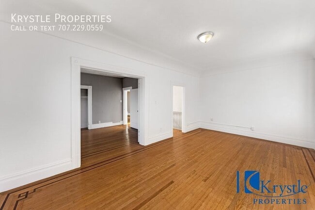 Building Photo - Upper lever Triplex close to waterfront