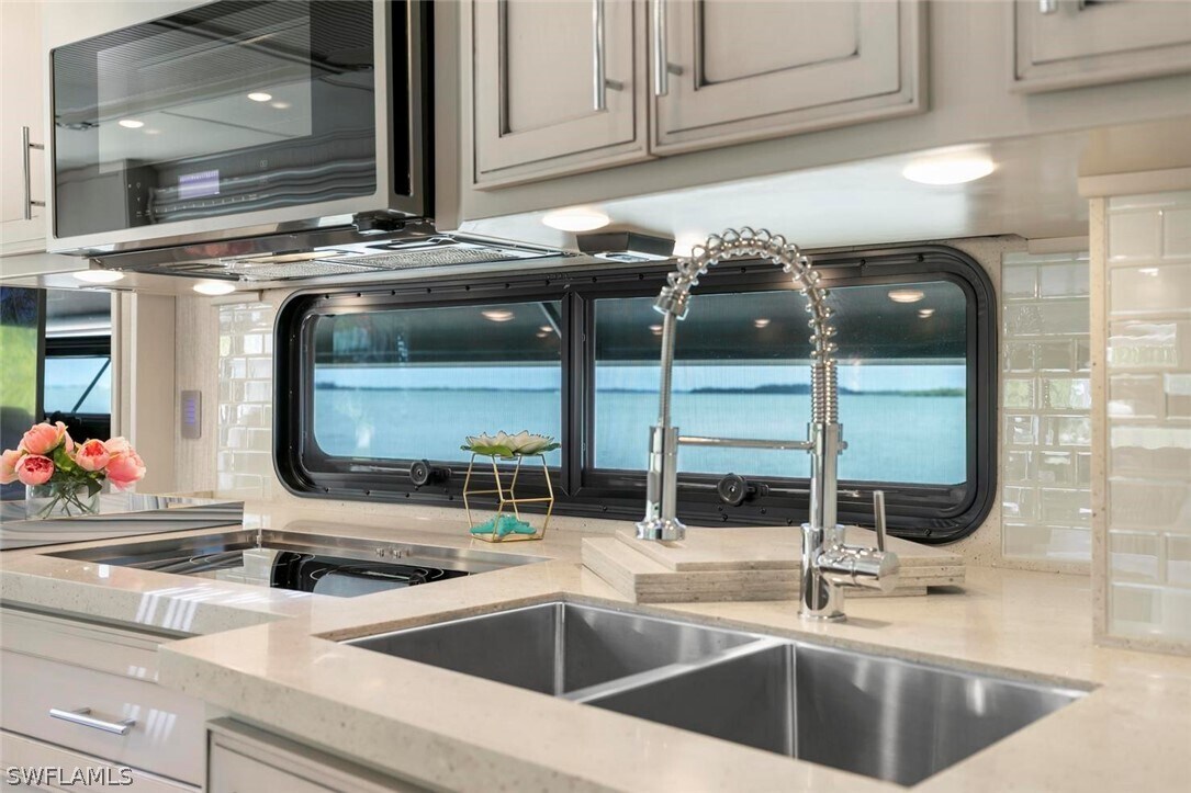 Foto del edificio - 13300 Tamiami Trail E