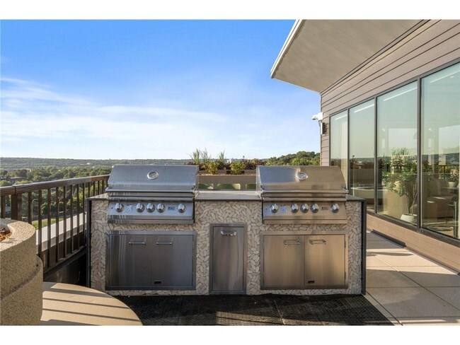 Building Photo - 470 Lexington Parkway S