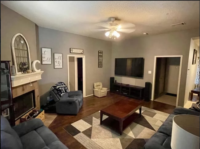 Living - 2503 108th Dr