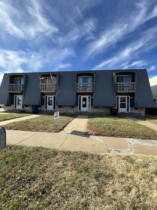 2012 Glendale Rd, Salina, KS 67401 Townhome Rentals in Salina KS