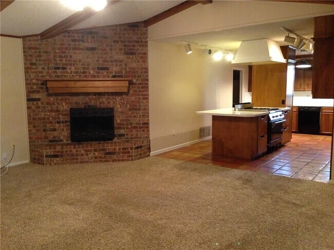 Building Photo - 6333 Twin Oaks Dr