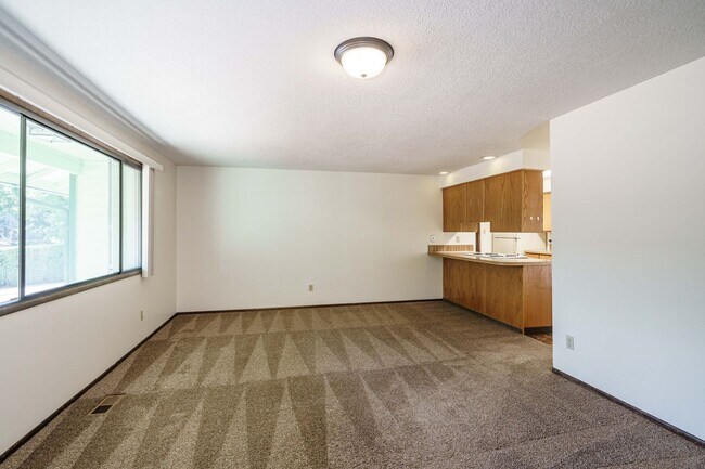 Building Photo - GREAT LOCATION!!! Single Level 3 bedroom 2...