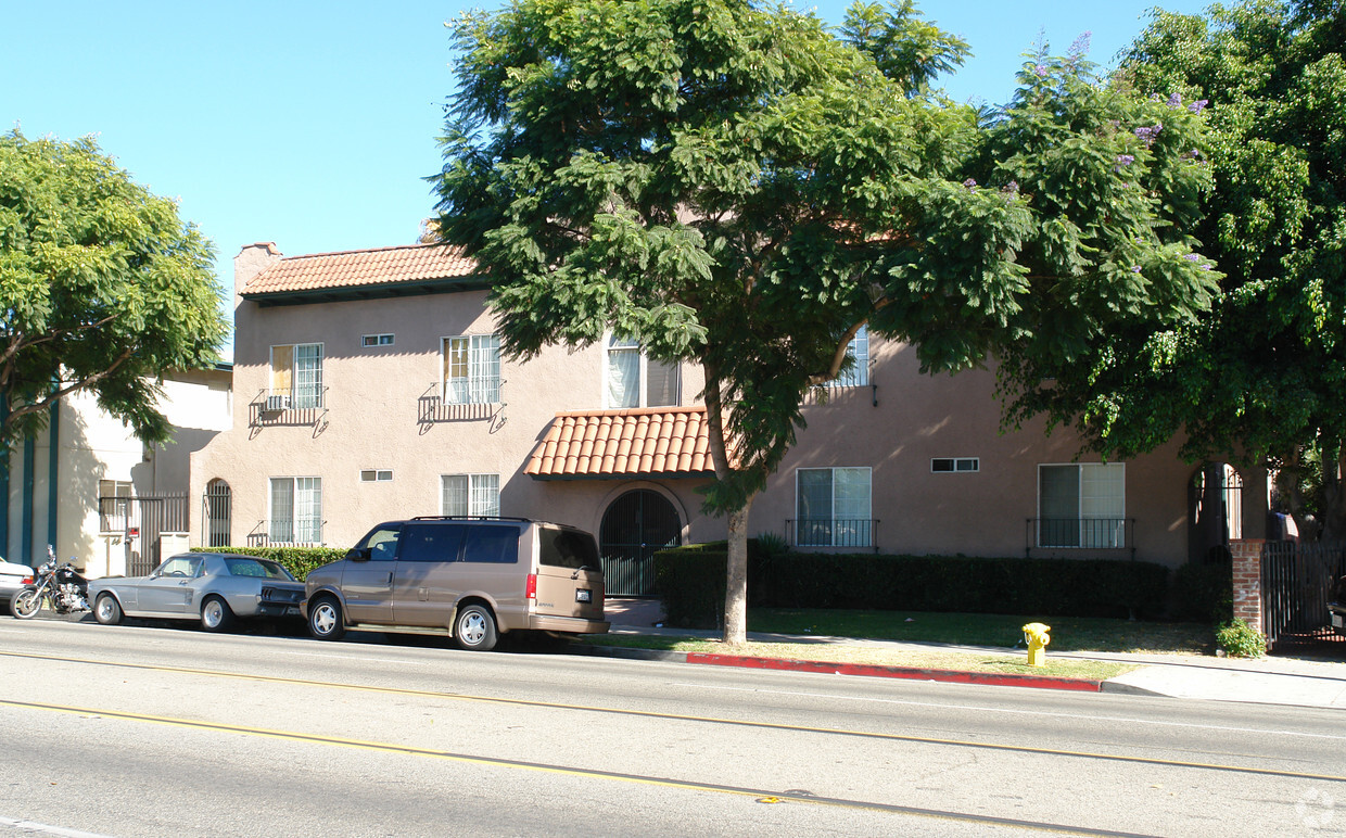 Building Photo - 824-828 S Glendale Ave