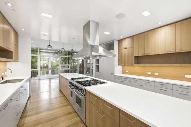 Foto del edificio - 1076 S Van Ness Ave
