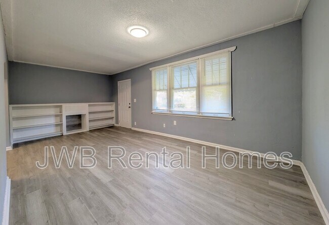 Building Photo - 1530 W 10th St