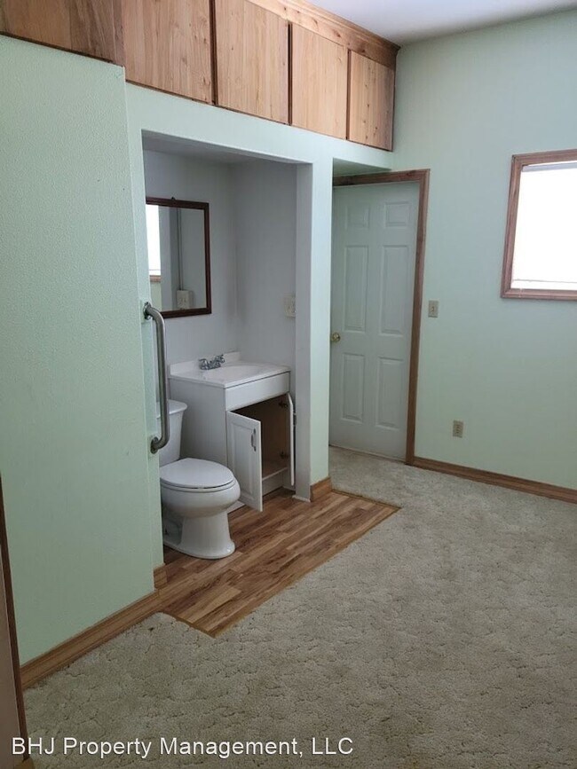 Building Photo - 2 br, 1.5 bath House - 305 E Works