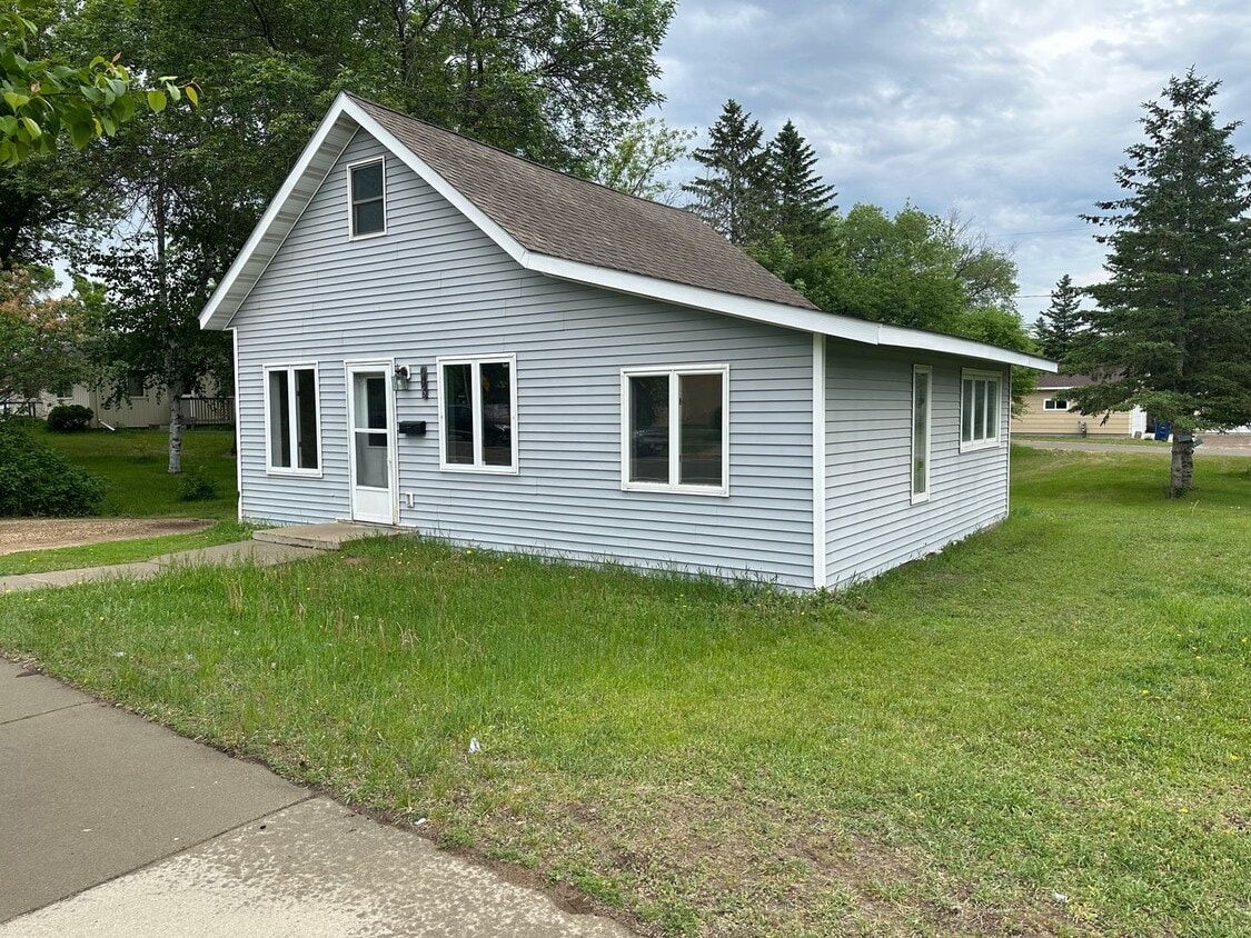 Building Photo - 3 bedroom Home