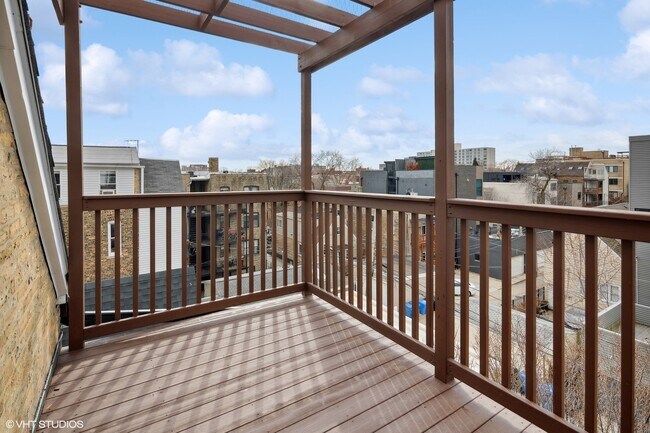 Building Photo - 2142 N Oakley Ave