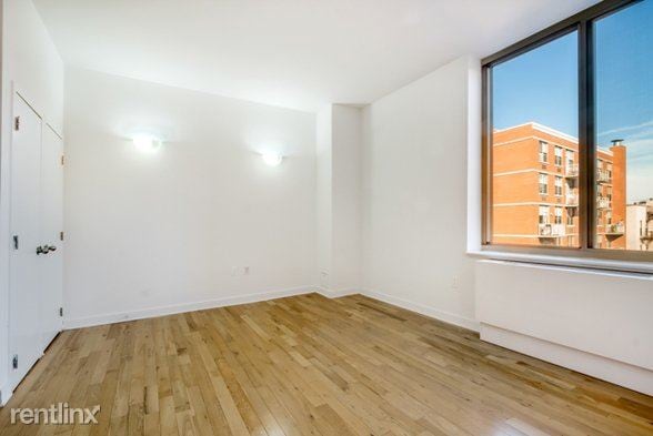 Primary Photo - 400 Manhattan Ave