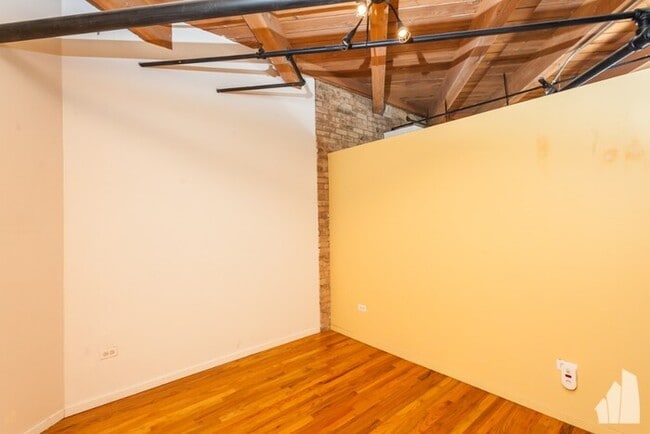 Building Photo - Beautiful 2 Bedroom Condo in Logan Square!