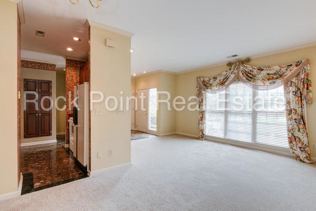 Building Photo - 7440 Hamilton Run Dr