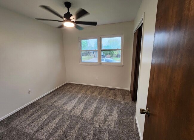 Foto del edificio - 112 E North Point Dr